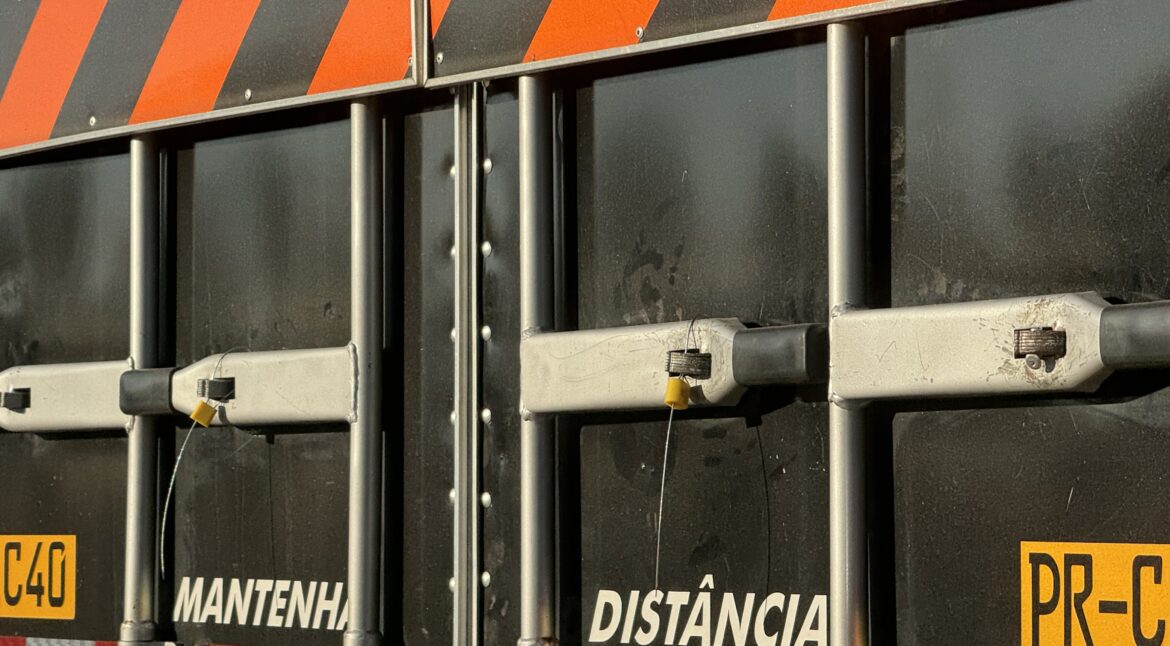Segurança com lacres metálicos para logística: por que planejar garante operações mais eficientes 1 NOV 1 Lacres metalicos aliados para a seguranca logistica 1