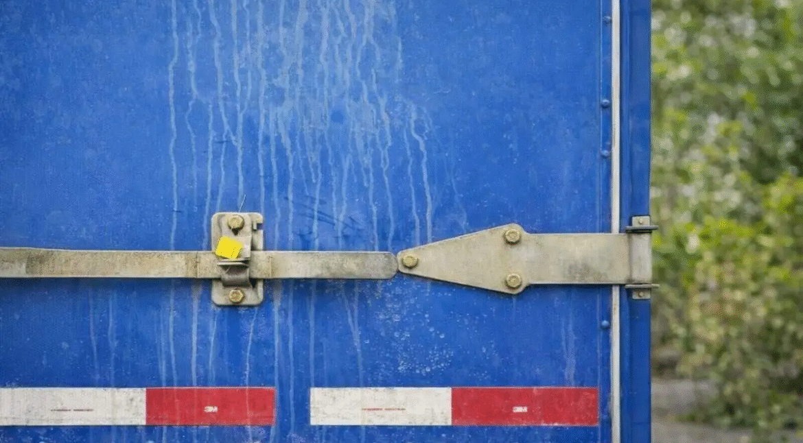 Lacre blindado aplicado em caminhão para proteção de cargas durante transporte logístico.