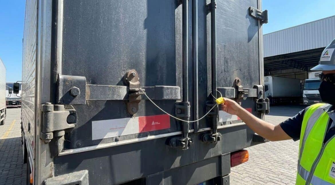 Uso de lacre de aço para caminhão