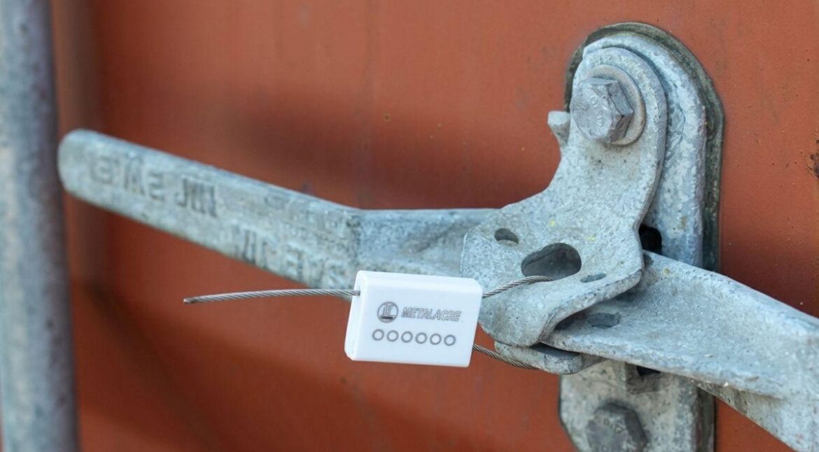 Uso de lacre de segurança de aço