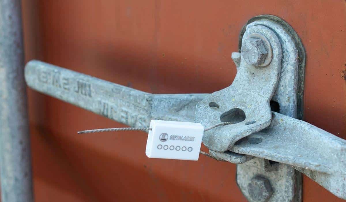 Uso de lacre de segurança de aço