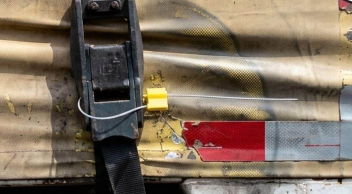 Uso de lacre de segurança com cabo de aço em transporte