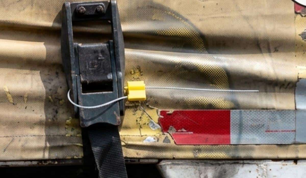 Uso de lacre de segurança com cabo de aço em transporte