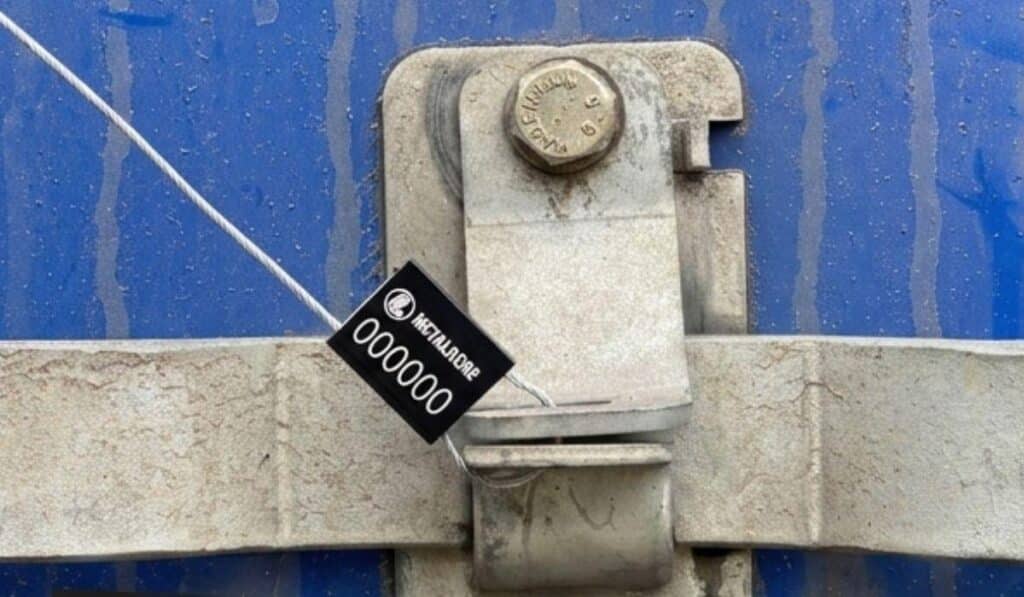 Lacre de segurança com cabo de aço na logística